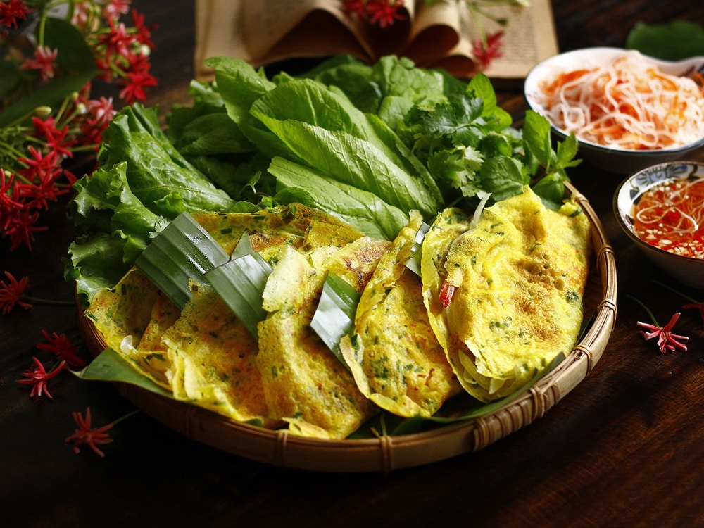 Bánh xèo Côn Đảo nổi bật với lớp vỏ vàng ươm bắt mắt, bên trong là phần nhân làm từ hải sản tươi sống